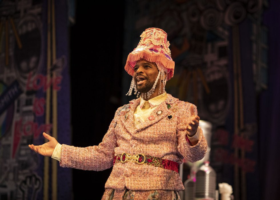 Stephan Boyce (Twankey)  in Aladdin, Lyric Hammersmith Theatre. Photo Helen Maybanks.jpg