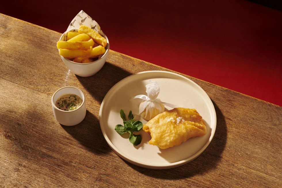 Coworth Park_The Barn_ Cornish Turbot  battered _Chips _ Warm Tartare_ Dorchester Collection(.jpg