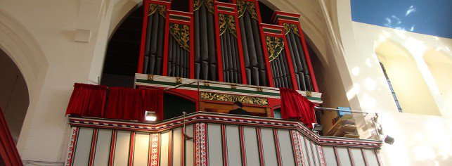 The organ at St Martin's Church, Epsom.jpg